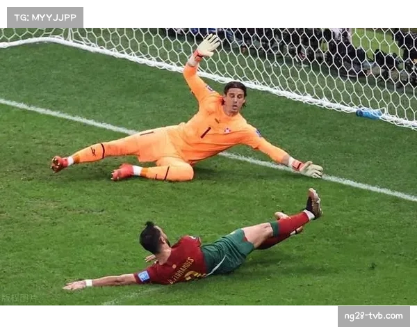 门兴门将索默扑出关键点球后,向看台挥拳怒吼